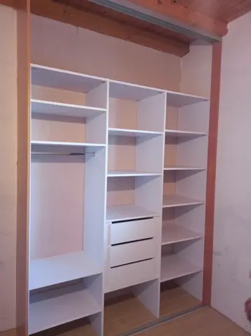 Vnitřní uspořádání skříně na míru, bílá