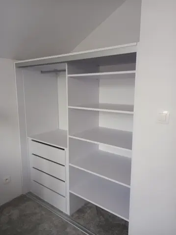 Vnitřní uspořádání skříně na míru, bílá