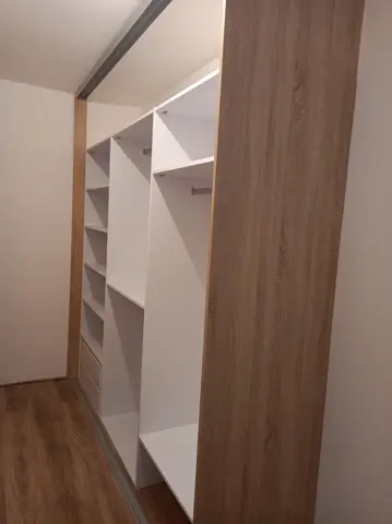 Vnitřní uspořádání skříně na míru, světlý dekor dřeva