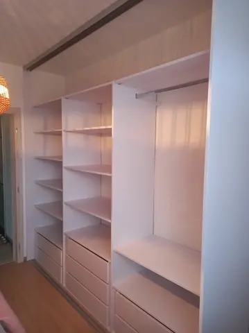 Vnitřní uspořádání skříně na míru, bílá