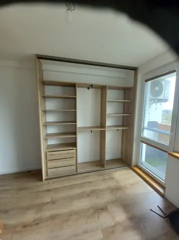 Vnitřní uspořádání skříně na míru v dekoru dub