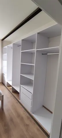 Vnitřní uspořádání skříně na míru, bílá