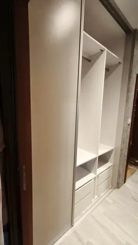 Vnitřní uspořádání skříně na míru, bílá