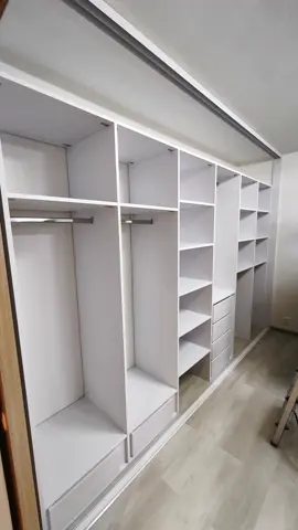 Vnitřní uspořádání skříně na míru, bílá