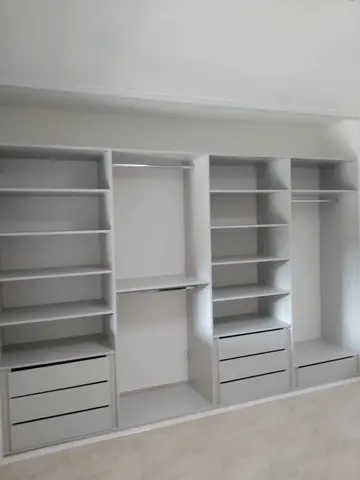 Vnitřní uspořádání skříně na míru, bílá