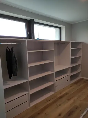 Vnitřní uspořádání skříně na míru, bílá