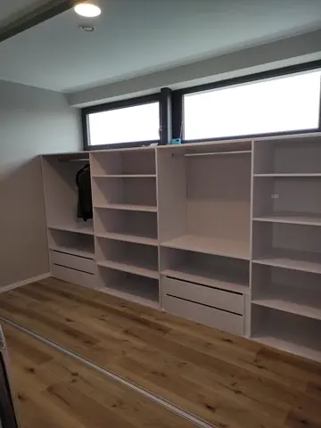 Vnitřní uspořádání skříně na míru, bílá