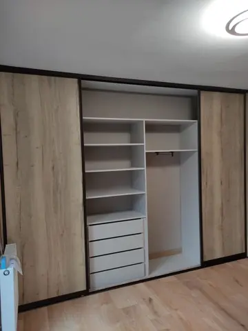 Vnitřní uspořádání skříně na míru, bílá