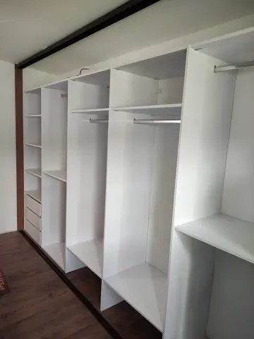 Vnitřní uspořádání skříně na míru, bílá