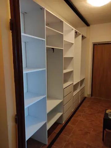 Vnitřní uspořádání skříně na míru, bílá