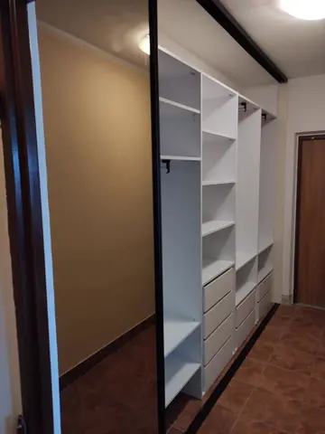 Vnitřní uspořádání skříně na míru, bílá