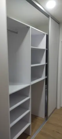Vnitřní uspořádání skříně na míru, bílá