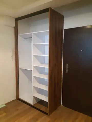 Vnitřní uspořádání skříně na míru v dekoru ořech