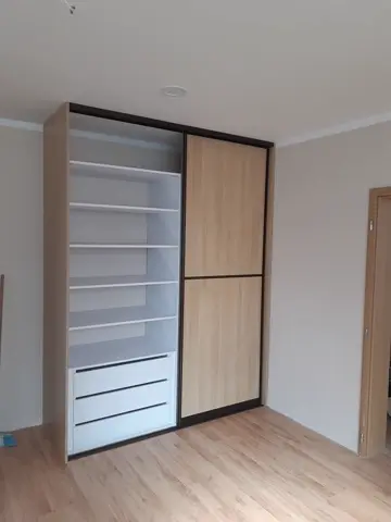 Vnitřní uspořádání skříně na míru v dekoru buk