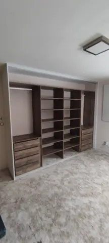 Vnitřní uspořádání skříně na míru v dekoru ořech