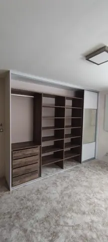 Vnitřní uspořádání skříně na míru v dekoru ořech