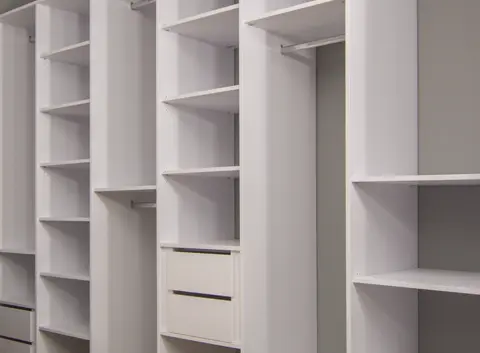 Vnitřní uspořádání skříně na míru, bílá