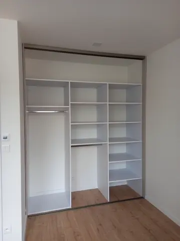 Vnitřní uspořádání skříně na míru, bílá