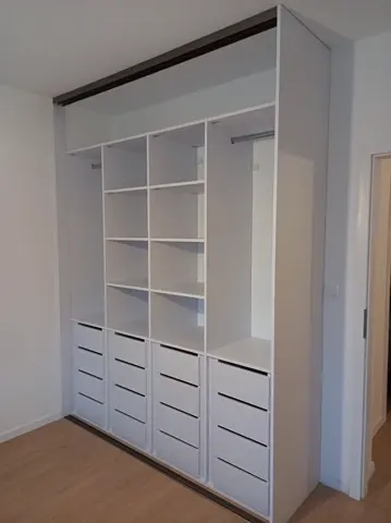 Vnitřní uspořádání skříně na míru, bílá