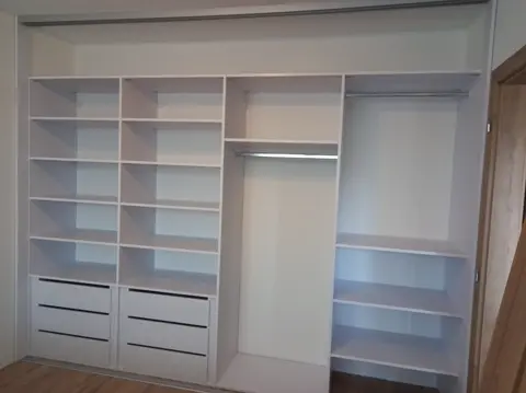 Vnitřní uspořádání skříně na míru, bílá