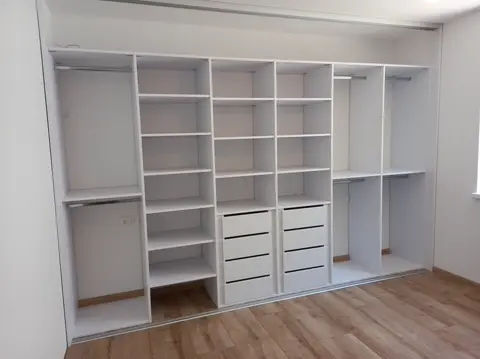 Vnitřní uspořádání skříně na míru, bílá