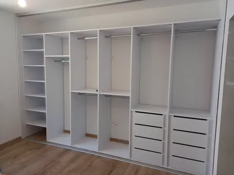 Vnitřní uspořádání skříně na míru, bílá