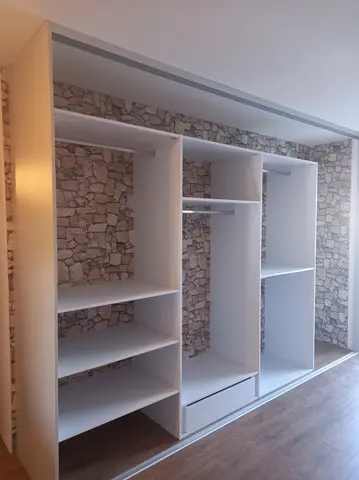 Vnitřní uspořádání skříně na míru, bílá