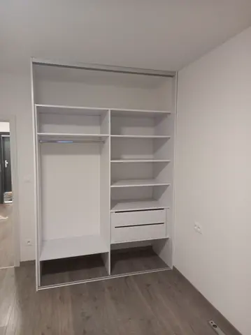 Vnitřní uspořádání skříně na míru, bílá