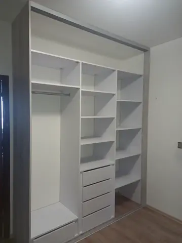Vnitřní uspořádání skříně na míru v dekoru dub