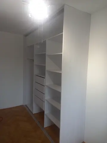 Vnitřní uspořádání skříně na míru ve světlém dekoru javor