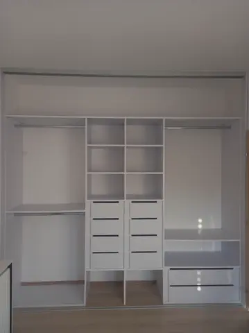 Vnitřní uspořádání skříně na míru, bílá