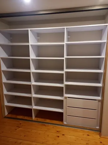 Vnitřní uspořádání skříně na míru, bílá