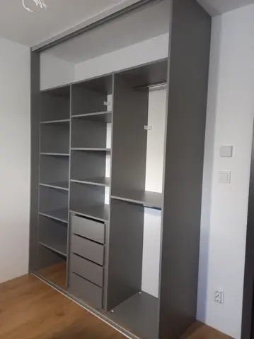 Vnitřní uspořádání skříně na míru, šedá