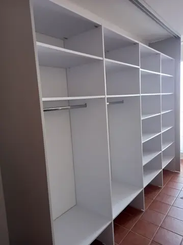 Vnitřní uspořádání skříně na míru, kombinace dekorů