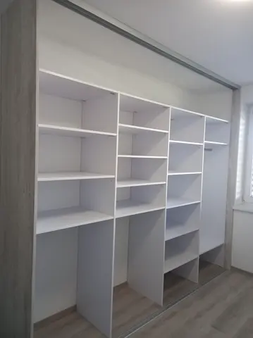 Vnitřní uspořádání skříně na míru ve světlém dekoru javor