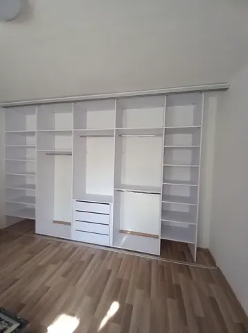 Vnitřní uspořádání skříně na míru, bílá