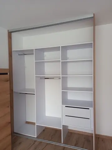 Vnitřní uspořádání skříně na míru v dekoru dub