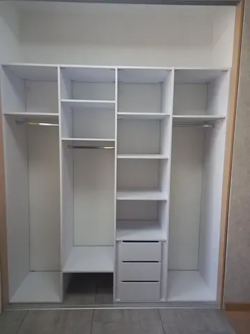 Vnitřní uspořádání skříně na míru, bílá