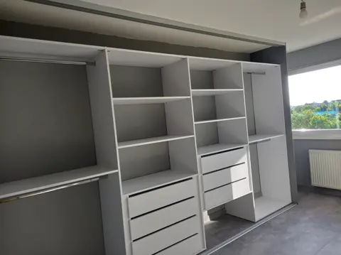 Vnitřní uspořádání skříně na míru, šedá