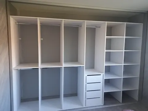 Vnitřní uspořádání skříně na míru, bílá