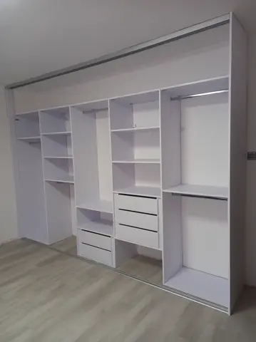 Vnitřní uspořádání skříně na míru, bílá