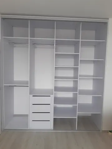 Vnitřní uspořádání skříně na míru, bílá