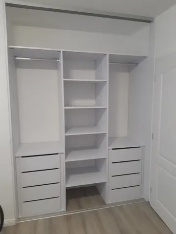 Vnitřní uspořádání skříně na míru, bílá