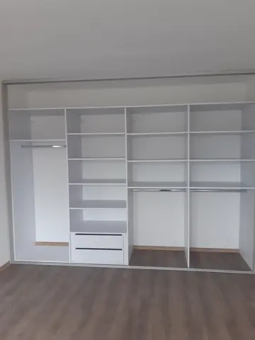 Vnitřní uspořádání skříně na míru, bílá