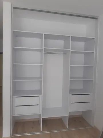 Vnitřní uspořádání skříně na míru, bílá