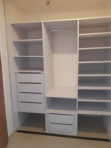 Vnitřní uspořádání skříně na míru, bílá