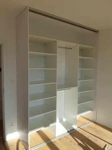 Vnitřní uspořádání skříně na míru, bílá