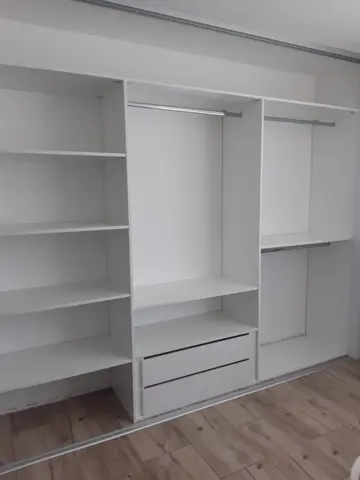 Vnitřní uspořádání skříně na míru, bílá