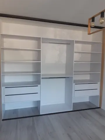 Vnitřní uspořádání skříně na míru, bílá