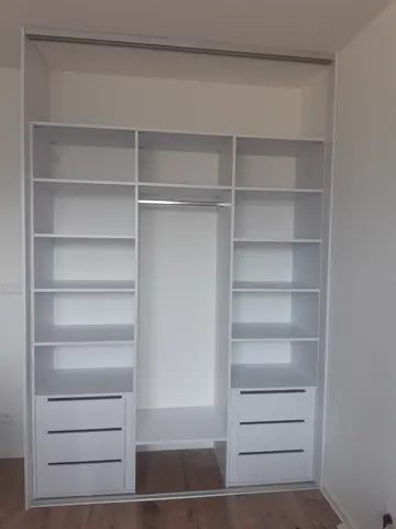 Vnitřní uspořádání skříně na míru, bílá